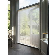 Pohľad do miestnosti s perličkovým závesom pri otvorených dverách na terasu