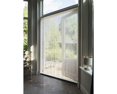 Pohľad do miestnosti s perličkovým závesom pri otvorených dverách na terasu