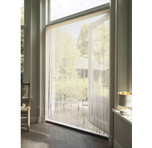 Dekoratívny šnúrkový záves pred terasovými dverami