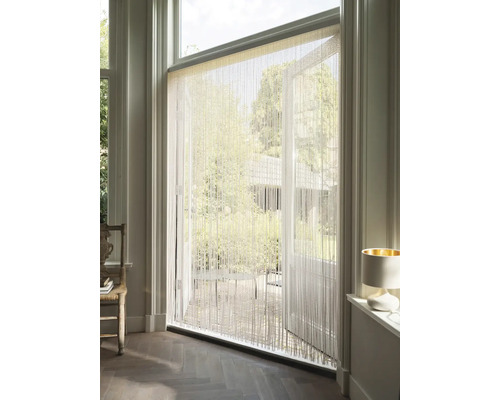 Dekoratívny šnúrkový záves pred terasovými dverami