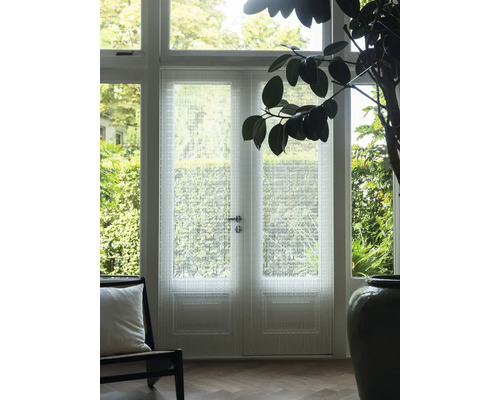 Dvojité dvere s dekoratívnou fóliou a denným svetlom v obývacej izbe.