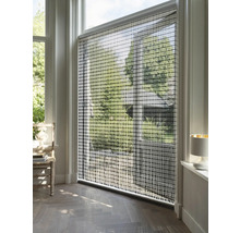 Interiér s oknom a moderným roletovým systémom na reguláciu svetla