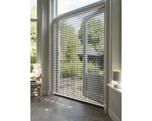 Interiér s oknom a moderným roletovým systémom na reguláciu svetla