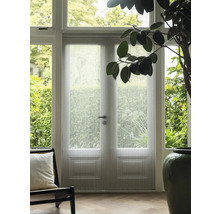 Pohľad do miestnosti s dvojkrídlovými dverami a sieťou proti hmyzu