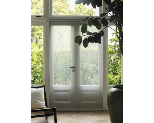 Pohľad do miestnosti s dvojkrídlovými dverami a sieťou proti hmyzu