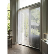 Dekoratívny šnúrkový záves pred terasovými dverami pre dizajn obývacích izieb.