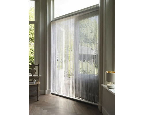 Dekoratívny šnúrkový záves pred terasovými dverami pre dizajn obývacích izieb.