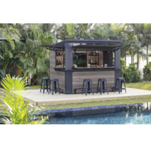 Vonkajší bar so stoličkami na drevenej terase pri bazéne