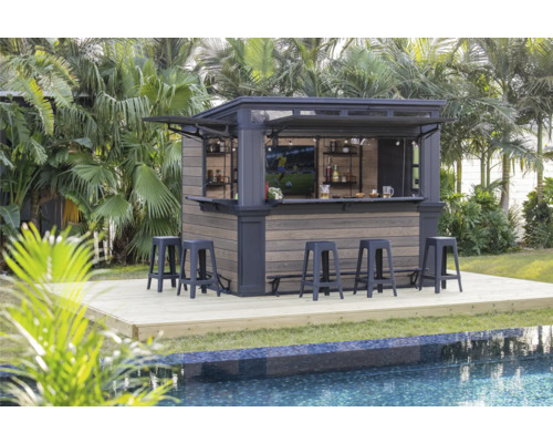 Vonkajší bar so stoličkami na drevenej terase pri bazéne