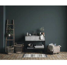 Interiér kúpeľne s umývadlom, rebríkom, košíkmi a uterákmi