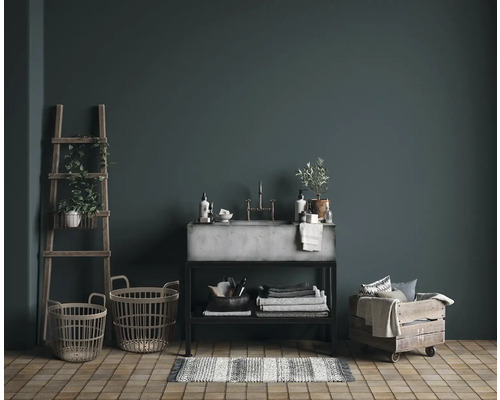 Interiér kúpeľne s umývadlom, rebríkom, košíkmi a uterákmi