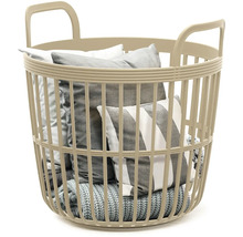 Béžový plastový kôš na bielizeň s vankúšmi a dekou