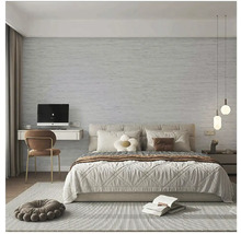 Spálňa s posteľou, stolom, stoličkou a osvetlením vo svetlom dizajne.