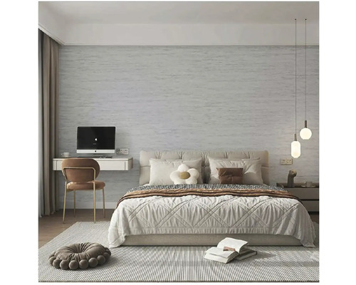 Spálňa s posteľou, stolom, stoličkou a osvetlením vo svetlom dizajne.