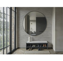 Chodba so zrkadlom, lavica s botníkom a okno