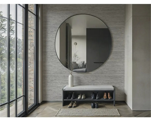 Chodba so zrkadlom, lavica s botníkom a okno