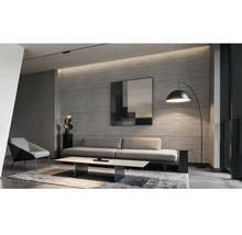 Obývacia izba s pohovkou, kreslom, konferenčným stolíkom a stojacou lampou