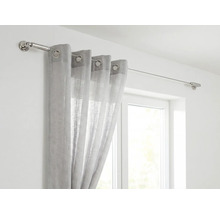 Záclona na oceľovej lanovej záclonovej tyči pred oknom
