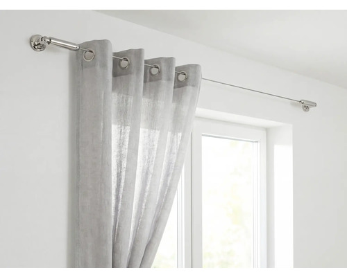 Záclona na oceľovej lanovej záclonovej tyči pred oknom