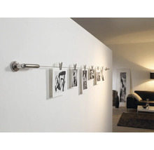 Fotografie na stenovej lište s klipmi v obývacej izbe