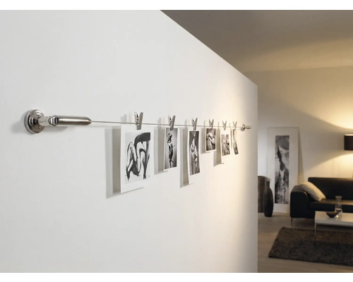 Fotografie na stenovej lište s klipmi v obývacej izbe