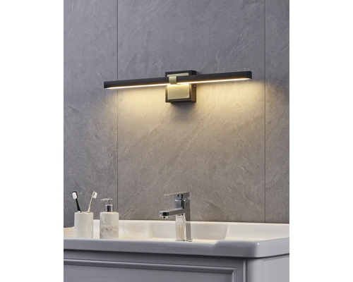 Kúpeľňa s umývadlom, batériou a LED zrkadlovým svetlom