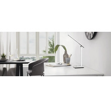 Stolná lampa na stole v svetlej miestnosti.