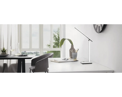 Stolná lampa na stole v svetlej miestnosti.