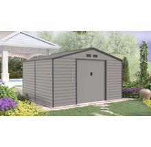 Kovový záhradný domček so sedlovou strechou a posuvnými dverami v záhrade pri altánku.