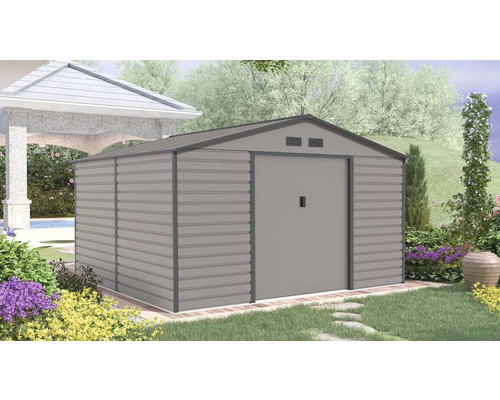 Kovový záhradný domček so sedlovou strechou a posuvnými dverami v záhrade pri altánku.