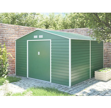 Kovový záhradný domček v zelenej farbe so sedlovou strechou a posuvnými dverami, umiestnený v záhrade na dlažbe pred tehlovým múrom.