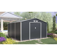 Tmavošedý kovový záhradný domček s bielym rámom a sedlovou strechou v záhrade.