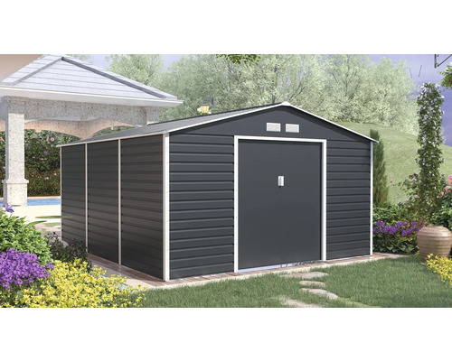 Tmavošedý kovový záhradný domček s bielym rámom a sedlovou strechou v záhrade.