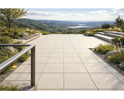 Terasa so štvorcovými dlaždicami, lavičkami a ďalekým výhľadom