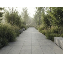 Záhradný chodník so štvorcovými dlažobnými kockami a lavičkami