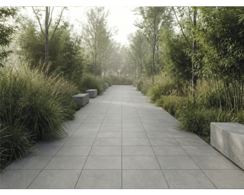 Záhradný chodník so štvorcovými dlažobnými kockami a lavičkami