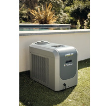 Kompaktný systém 4 v 1 Poolex Poolican pre filtráciu, úpravu vody a ohrev bazéna vonku pri bazéne na trávniku.