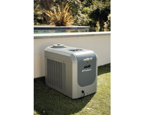 Kompaktný systém 4 v 1 Poolex Poolican pre filtráciu, úpravu vody a ohrev bazéna vonku pri bazéne na trávniku.