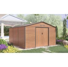 Kovový záhradný domček v drevenom vzhľade s dvomi posuvnými dverami a sedlovou strechou v záhrade s trávnikom a rastlinami.