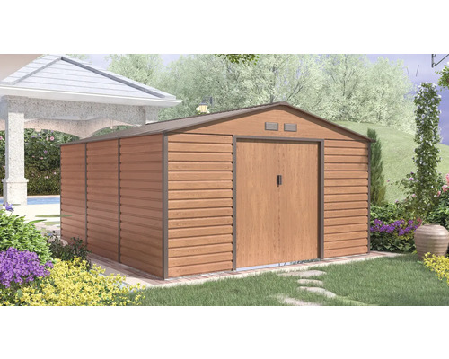 Kovový záhradný domček v drevenom vzhľade s dvomi posuvnými dverami a sedlovou strechou v záhrade s trávnikom a rastlinami.