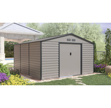 Moderný kovový záhradný domček so sedlovou strechou a dvojkrídlovými dverami v záhrade s kvetmi a trávnikom.