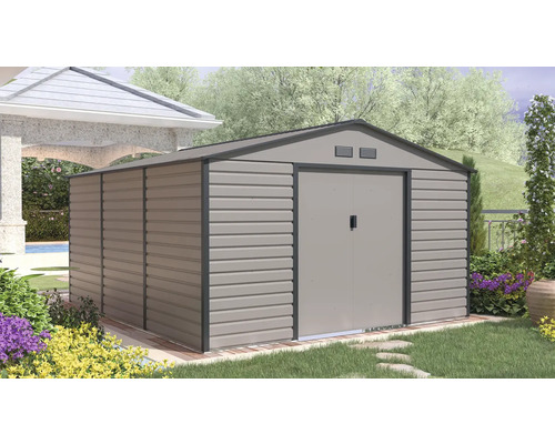 Moderný kovový záhradný domček so sedlovou strechou a dvojkrídlovými dverami v záhrade s kvetmi a trávnikom.