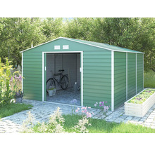 Zelený kovový záhradný domček so sedlovou strechou a posuvnými dverami v záhrade, vo vnútri s uloženým bicyklom a náradím.