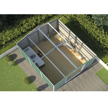 Pohľad do vnútra organizovaného záhradného domčeka bez strechy s písacím stolom, bicyklom a záhradným náradím na terase.