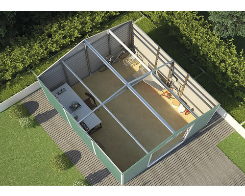 Pohľad do vnútra organizovaného záhradného domčeka bez strechy s písacím stolom, bicyklom a záhradným náradím na terase.