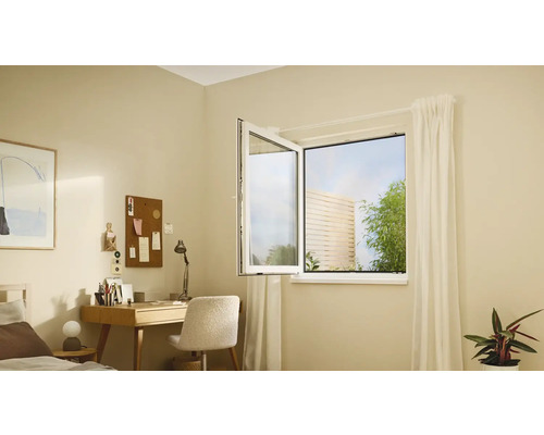 Svetlá izba s otvoreným oknom, písacím stolom a posteľou.