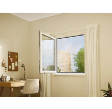 Svetlá miestnosť s otvoreným oknom, stolom a dekoráciami.