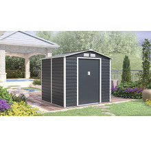 Priestranný kovový záhradný domček so sedlovou strechou a dvojitými posuvnými dverami v jasnej, organizovanej záhrade s bazénom a altánkom.