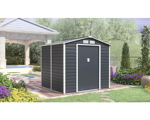 Priestranný kovový záhradný domček so sedlovou strechou a dvojitými posuvnými dverami v jasnej, organizovanej záhrade s bazénom a altánkom.