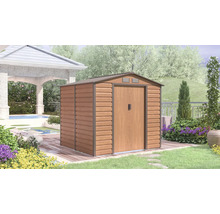 Záhradný domček vo vzhľade dreva so sedlovou strechou a dvojkrídlovými dverami v svetlej záhrade s bazénom, drevenou terasou a altánkom.